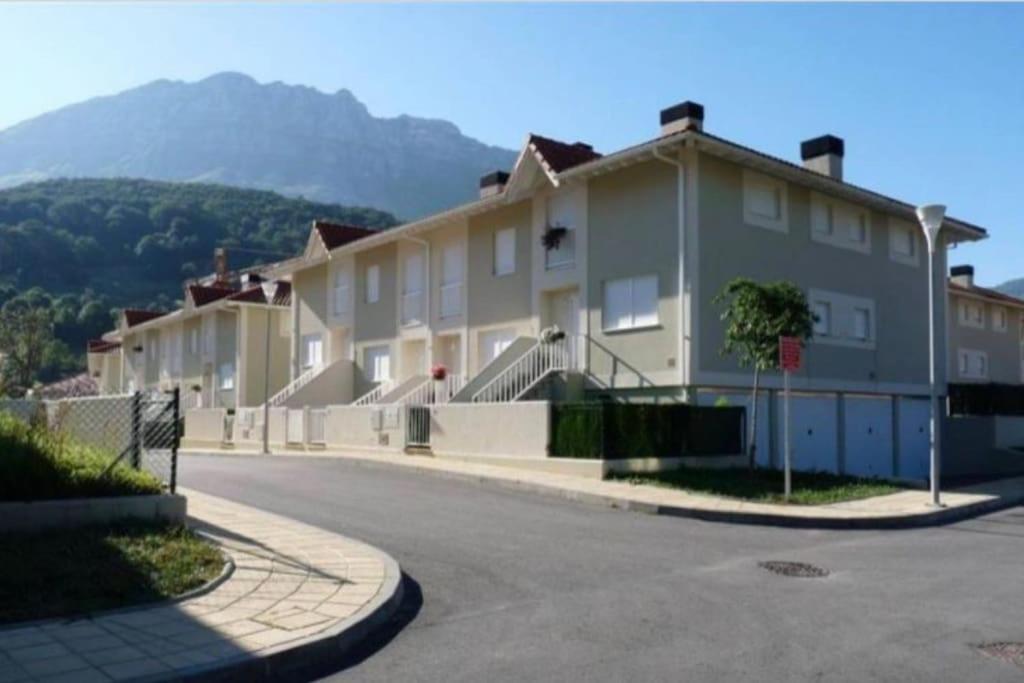 Villa Casa En La Montana Con Piscina De Temporada à Arredondo Extérieur photo